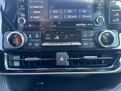 Used 2022 Toyota Highlander XLE AWD/4WD image 24