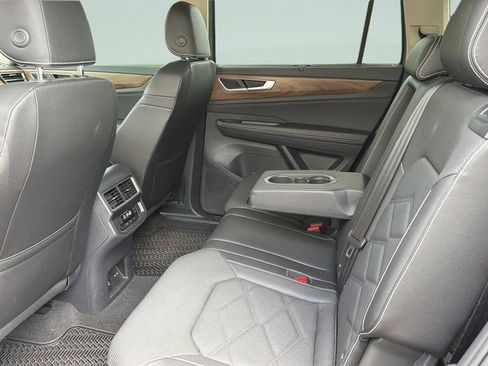 Used 2025 Volkswagen Atlas SE FWD image 32