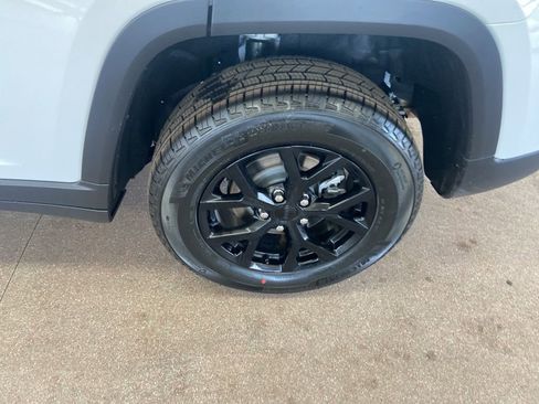 New 2026 Jeep Grand Cherokee Altitude image 8