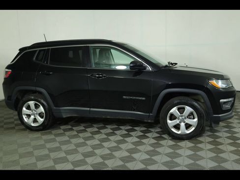 Used 2018 Jeep Compass Latitude w/ Popular Equipment Group AWD/4WD image 16