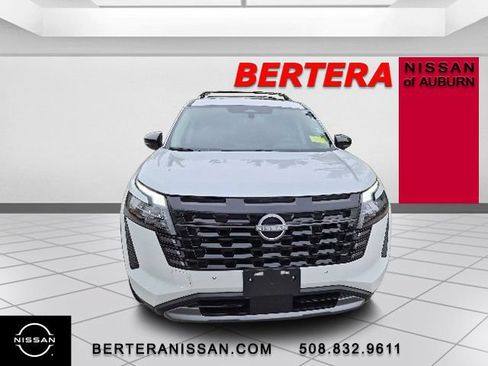 New 2026 Nissan Pathfinder SL w/ SL Premium Package AWD/4WD image 2