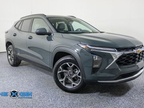 Used 2025 Chevrolet Trax LT FWD image 1