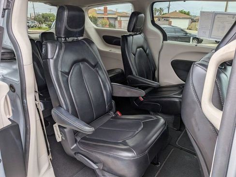 Used 2023 Chrysler Pacifica Touring-L FWD image 7