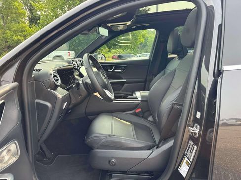 Used 2025 Mercedes-Benz GLC 300 4MATIC image 3