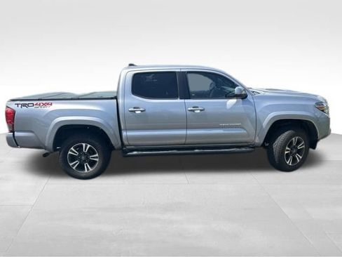 Used 2017 Toyota Tacoma TRD Sport w/ Tow Package AWD/4WD image 6