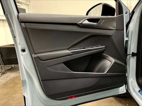 New 2026 Volkswagen Taos SE image 24