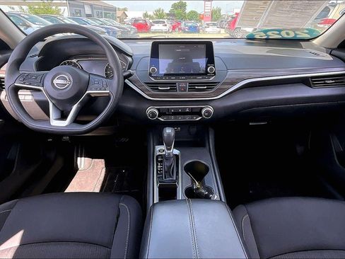 Used 2025 Nissan Altima 2.5 SV FWD image 7