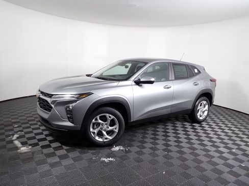New 2026 Chevrolet Trax LS w/ LS Convenience Package FWD image 8