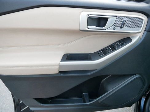 Used 2023 Ford Explorer Limited image 9