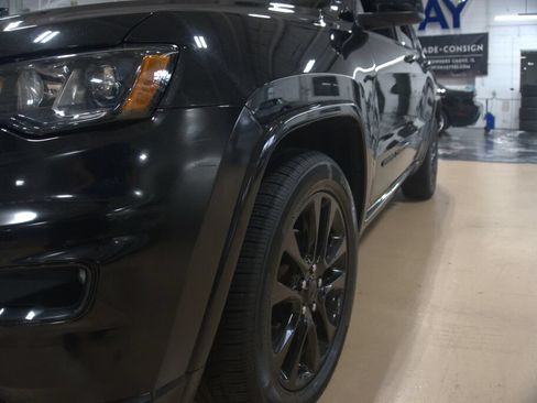 Used 2018 Jeep Grand Cherokee Altitude AWD/4WD image 12