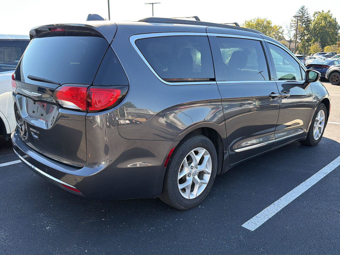 Used 2017 Chrysler Pacifica Touring-L w/ Tire & Wheel Group FWD image 4