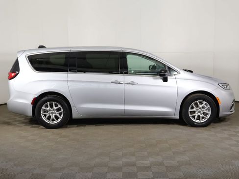 Used 2024 Chrysler Pacifica Touring-L image 19