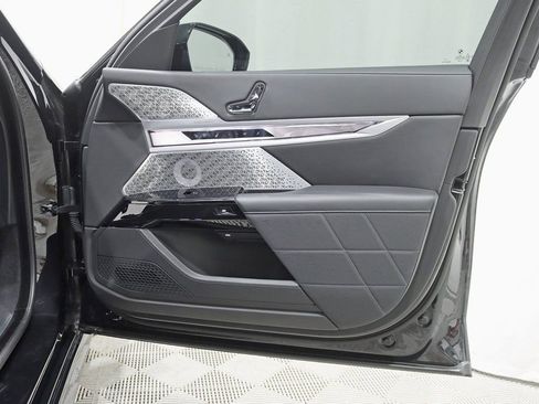 Used 2023 BMW 760i xDrive image 39