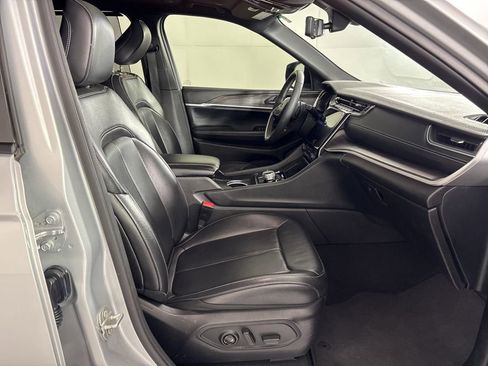 Used 2024 Jeep Grand Cherokee L Limited w/ Luxury Tech Group II image 42