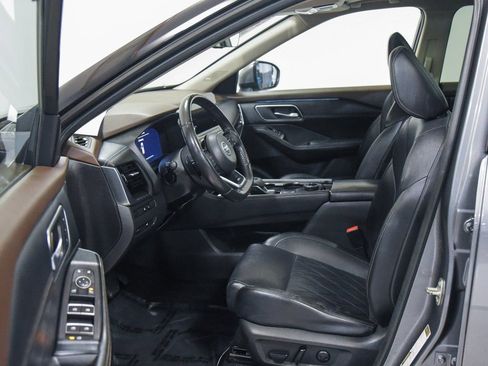 Used 2021 Nissan Rogue Platinum image 2