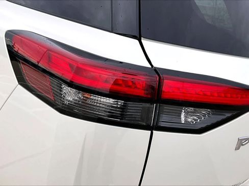 Used 2024 Nissan Pathfinder SV w/ Lighting Package (N92) image 27