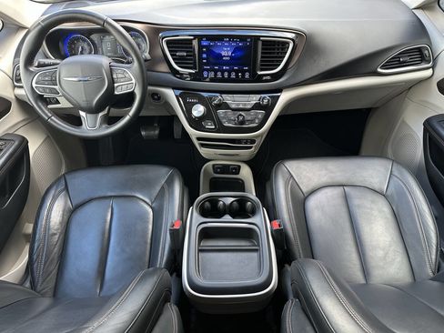 Used 2017 Chrysler Pacifica Touring-L FWD image 15