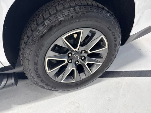 Used 2023 Chevrolet Tahoe Z71 w/ Luxury Package AWD/4WD image 16