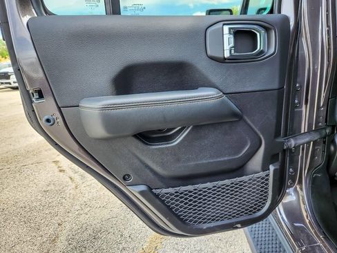 Used 2025 Jeep Wrangler Unlimited Sahara AWD/4WD image 19