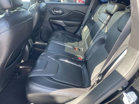 Used 2019 Jeep Cherokee Limited w/ Technology Group AWD/4WD image 6