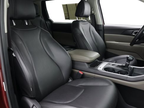 Used 2025 Kia Carnival FWD image 38
