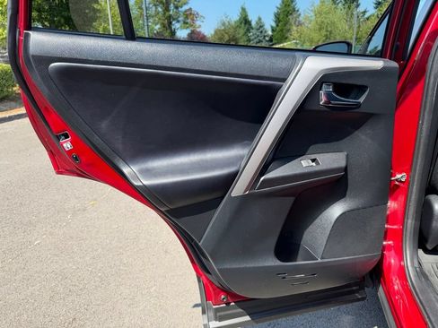 Used 2018 Toyota RAV4 XLE AWD/4WD image 28