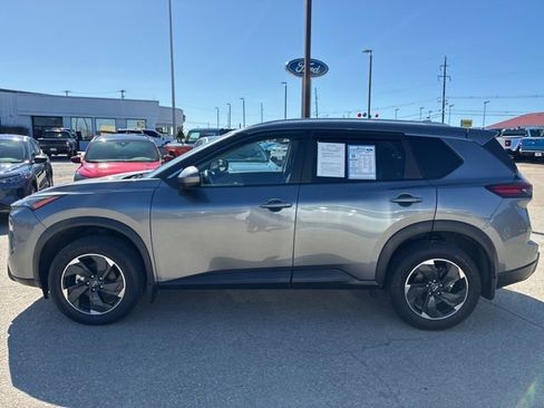 Used 2025 Nissan Rogue SV w/ SV Premium Package image 4