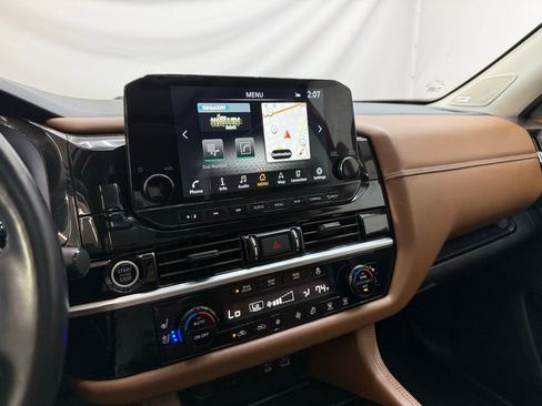 Used 2023 Nissan Pathfinder Platinum AWD/4WD image 15