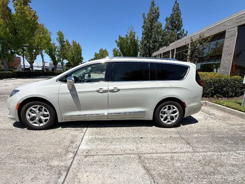 Used 2020 Chrysler Pacifica Limited w/ Advanced Safetytec Group FWD image 5