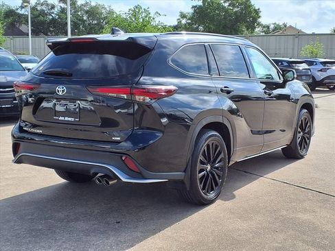 Used 2024 Toyota Highlander XSE image 4