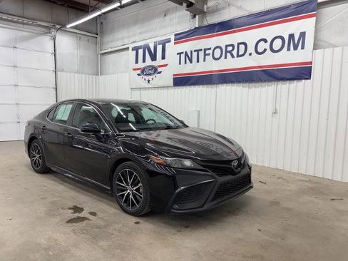 Used 2022 Toyota Camry SE image 2
