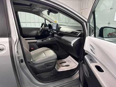 Used 2025 Toyota Sienna XLE FWD image 10