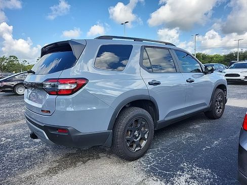Used 2025 Honda Pilot TrailSport image 3