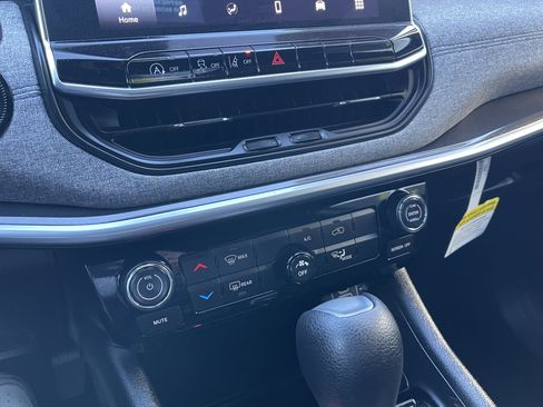 Used 2024 Jeep Compass Sport image 32