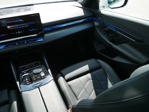 Used 2024 BMW i5 eDrive40i w/ Premium Package image 11