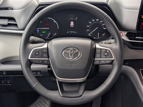 Used 2024 Toyota Sienna XLE FWD image 19
