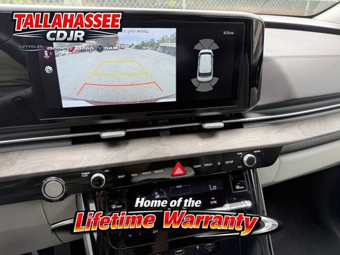 Used 2024 Kia Carnival EX FWD image 19