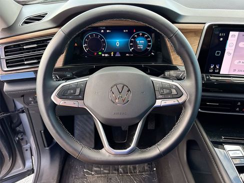 Used 2025 Volkswagen Atlas SE FWD image 13