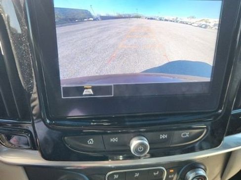Used 2022 Chevrolet Traverse LT image 18