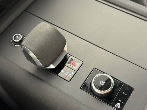 Used 2023 Land Rover Discovery S AWD/4WD image 21