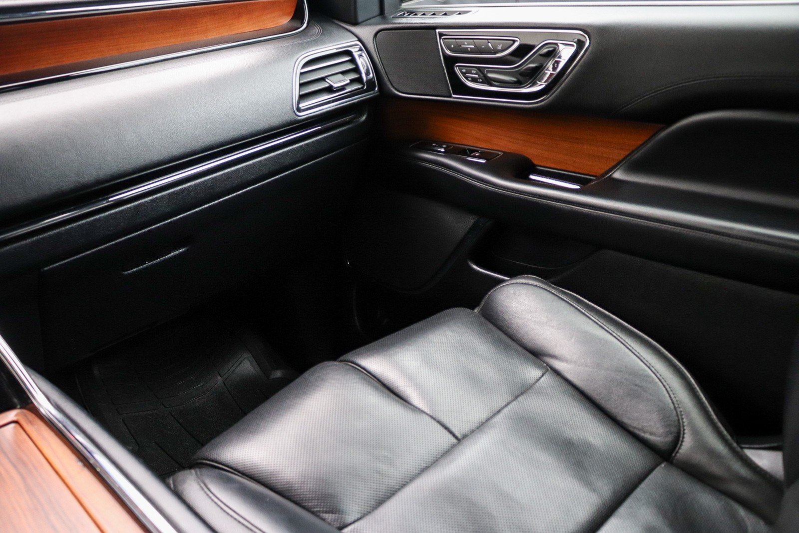 Used 2018 Lincoln Navigator Select w/ Technology Package RWD image 18