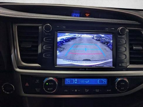 Used 2015 Toyota Highlander XLE image 18