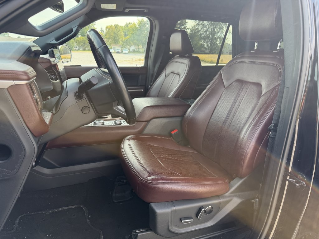 Used 2024 Ford Expedition Limited AWD/4WD image 3