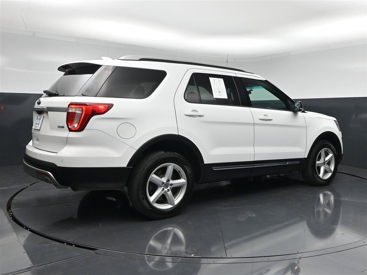 Used 2016 Ford Explorer XLT AWD/4WD image 5