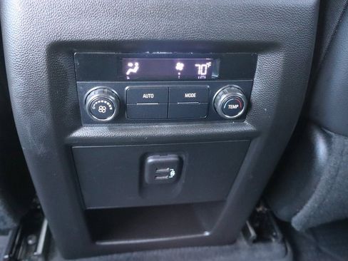 Used 2021 Chevrolet Traverse LT image 25