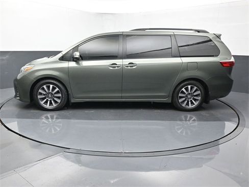 Used 2019 Toyota Sienna L image 2