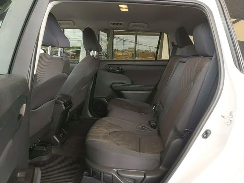 Used 2022 Toyota Highlander L FWD image 13