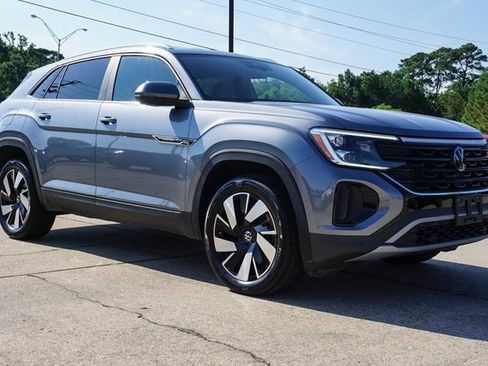 Used 2024 Volkswagen Atlas Cross Sport SE image 2