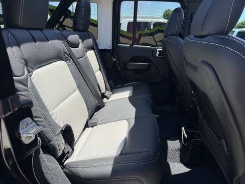 Used 2024 Jeep Wrangler Unlimited Rubicon AWD/4WD image 44