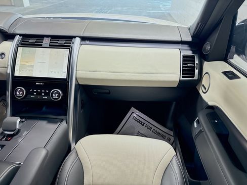 Used 2024 Land Rover Discovery Metropolitan Edition image 19